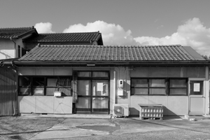 ＜写真：宮本食品社屋（出雲市上塩冶町）＞