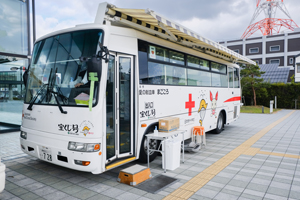 ＜写真：献血バス＝７日、出雲市今市町の出雲市役所＞
