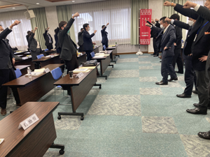 ＜写真：賃上げ要求実現に向けて気勢を上げる連合島根の組合員＝19日、松江市御手船場町の労働会館＞