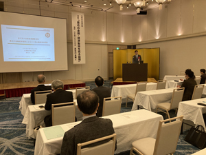 ＜写真：講演する長谷川日銀松江支店長＝23日、松江市千鳥町のホテル一畑＞