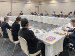 ＜写真：春闘の賃上げについて意見交換する労使代表ら＝13日、松江市殿町のサンラポーむらくも＞