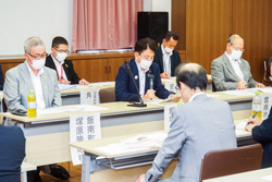 出雲地域経済団体協議会と管内３首長との懇談会の様子＝7月31日、出雲市大社町の島根ワイナリー