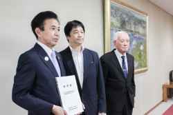 飯塚市長に答申書を提出した行財政改革審議会の関耕平会長（中央）と布野敏次副会長（右）＝11月30日、出雲市役所