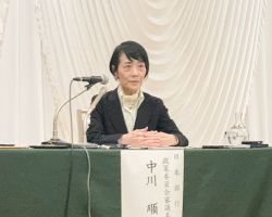 記者会見する日銀の中川政策委員会審議委員＝７日、松江市千鳥町のホテル一畑