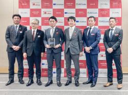 記念式典の後、記念写真に収まる関係者ら＝11日、松江市魚町の山陰合同銀行本店。