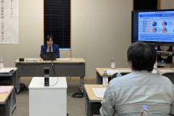 価格転嫁について国の方針を説明する公取委の山内調査官＝24日、松江市北陵町のテクノアークしまね