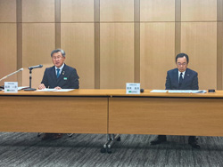 就任後記者会見に臨む長岡新頭取（左）と鈴木新会長＝26日、松江市朝日町の島根銀行本店
