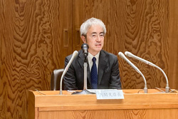 会見する大関支店長＝１日、松江市母衣町の日銀松江支店