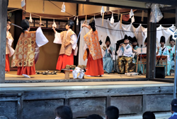 昨年の夜神楽大会より。海潮中学校神楽部による「陰陽」の一場面