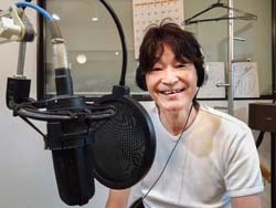 ラジオ番組出演の茂村泰彦さん＝４日、出雲市今市町のエフエムいずも