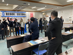 春闘勝利に向けて気勢を上げる組合員ら＝17日、松江市御手船場町の労働会館