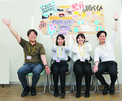 〈写真：手作りの活動内容紹介の前で。左から髙尾さん、北浦さん、田中さん、田邨さん（出雲警察署別館）〉