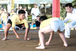 〈写真：６年生の部で優勝した珍部翔太君（左）＝15日、出雲市大社町杵築東の出雲大社〉 　