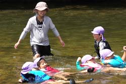 〈写真：川遊びを楽しむ参加者＝８月22日、出雲市乙立町の「立久恵峡わかあゆの里」前の神戸川〉 　
