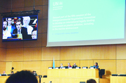 〈写真：プラスチック汚染を防ぐ国際条約の策定に向けた会合＝８月15日、スイス・ジュネーブ（時事）〉