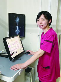 〈写真:撮影した画像を確認している様子〉