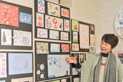 〈写真：作品を解説する鳥屋尾さん＝26日、出雲市天神町の今岡美術館〉