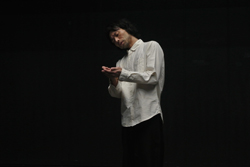 〈写真：一人芝居をする西藤さん〉