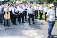 〈写真：第一声を聞く支援者ら＝３日、松江市内〉