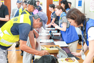 〈写真：ボランティアの受け付け訓練を行う参加者＝１日、出雲市松寄下町の出雲市総合ボランティアセンター〉