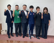 〈写真：丸山知事を囲んで健闘を誓う藤原さん（右から３人目）＝１日、松江市殿町の県庁〉