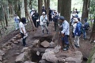 〈写真：現地で説明する角田課長（中央）＝11日、雲南市吉田町川手〉