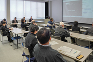 〈写真：説明会の模様＝27日、出雲市今市町の出雲科学館〉