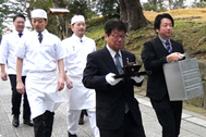 〈写真：釜揚げそばを出雲大社へ献上する岡会長（右から２人目）ら＝５日、出雲市大社町杵築東の出雲大社〉