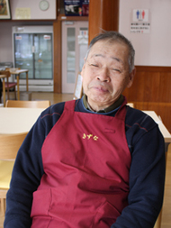 〈写真：話をする安藤彰浩会長〉