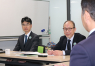 〈写真：飯塚俊之市長（右）に説明する上津探検隊の嘉村正徳代表サポーター（左）＝出雲市今市町の出雲市役所〉