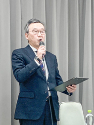 〈写真：事業停止を発表する齋藤社長（左）＝２日、松江市学園南のくにびきメッセ〉