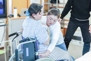 〈写真：介護の実技演習でベッドから車いすへの移動介助を学ぶ研修生＝３日、出雲市小山町の「おはつ」〉