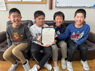 〈写真：表彰状を手にする児童代表＝大田市静間町の大田市立静間小学校〉