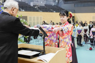 〈写真：山下学長に卒業証書を授与される卒業生＝12日、出雲市西林木町の出雲市立総合体育館〉