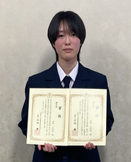 〈写真：満点賞を手にする武田さん＝18日、松江市浜乃木の松江商高〉