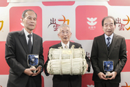 〈写真：表彰された（左から）池田達雄さん、河上清さん、木元和也さん＝３月27日、出雲市今市町の出雲市役所〉