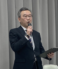 〈写真：記者会見で解散方針を発表する齋藤社長＝３月２日、松江市殿町の県民会館〉