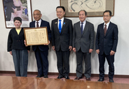 受賞報告の後、丸山知事を囲んで記念写真に納まる三島理事長（右から２人目）ら＝10日、松江市殿町の県庁