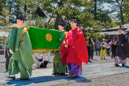 〈写真：唐櫃を担って本殿に参進する勅使＝14日、出雲市大社町杵築東の出雲大社〉