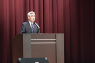 〈写真：式典であいさつする真幸ヶ丘公園協会の布野泰徳理事長＝16日、出雲市西新町の朱鷺会館〉