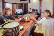 〈写真：シェアキッチンで話す越出水月さん（左）と近江雅子社長＝22日、大田市温泉津町温泉津の「ＷＡＴＯＷＡ」で〉　