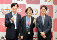 〈写真：活動成果を報告した高嶋保江さん（中央）と天田尚仁さん（左）、馬庭達也さん＝出雲市役所〉
