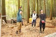 遊び場整備について説明する金田郁也さん（左）とボランティアたち＝４日、大田市大森町