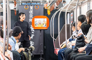 〈写真：表情豊かに怪談紙芝居を演じる永澤さん＝６日、出雲市平田町の一畑電車雲州平田駅〉