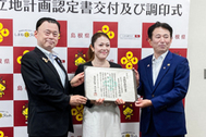 〈写真：覚書調印の後、丸山知事（左）、飯塚出雲市長（右）と記念写真に納まる大松澤氏＝11日、松江市殿町の県庁〉