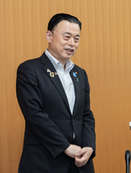 《写真：会見で病状を説明する丸山知事＝16日、松江市殿町の県庁》