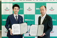〈写真：協定書に調印した後、記念写真に応じる大多和理事長と細木常務執行役員＝22日、松江市西津田の開星中学・高校〉