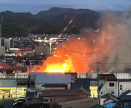 〈写真：激しく燃える様子＝23日、出雲市今市町〉