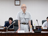 〈写真：最低保証額提示の見送りを説明する竹下組合長＝１日、松江市殿町のＪＡしまね〉