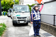 〈写真：空調ベスト、ひさし付きヘルメットをつけて勤務する西垣さん＝９日、出雲市斐川町の工事現場〉